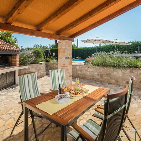 Nonni In Istria For 4 Persons With 32 M2 Private Pool, Jacuzzi, Free Bikes & Kids Playground Vila *